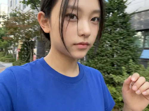 Image tagged Selfie, Tee